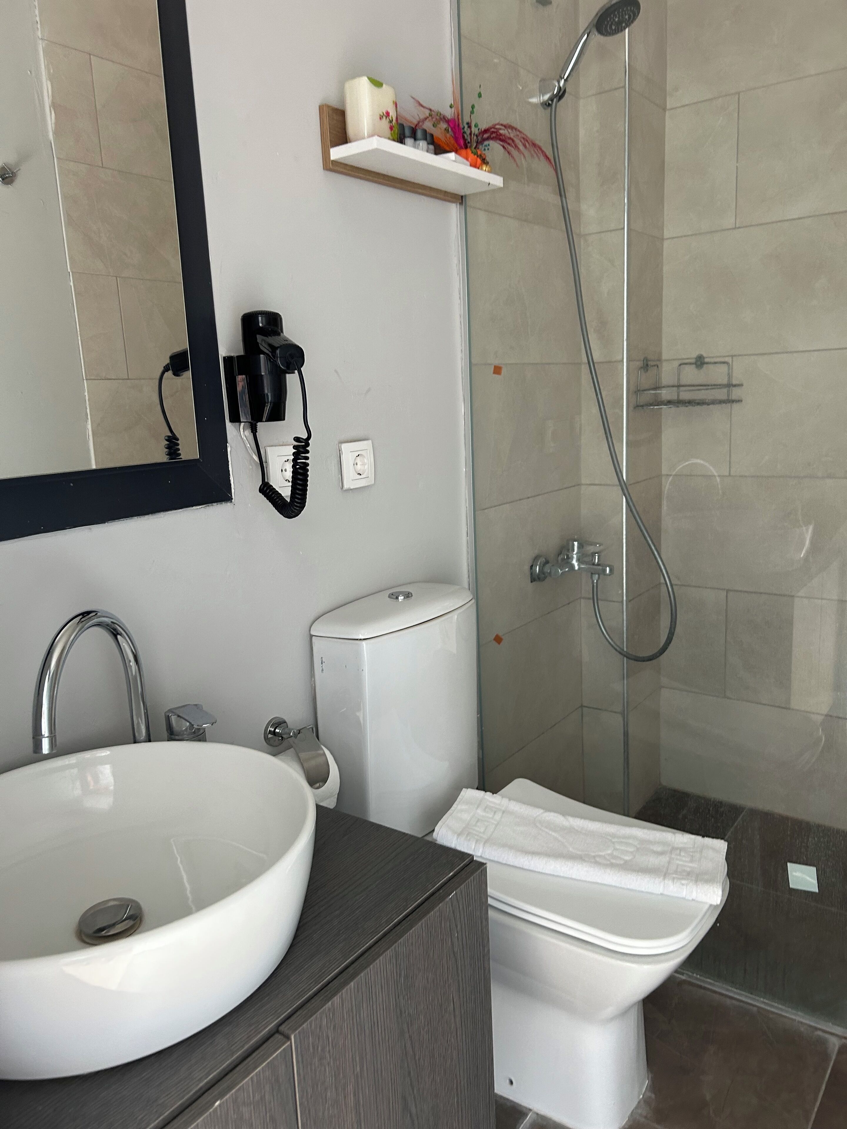 Ducha, secador de pelo, pantuflas, toallas