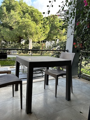 Habitación Deluxe, balcón, vista a la alberca | Minibar, caja de seguridad en la habitación y cunas gratuitas