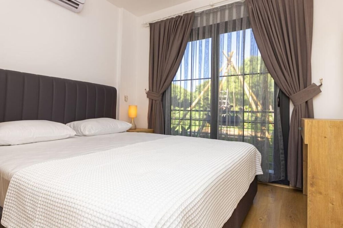 Minibar, in-room safe, cribs (free), WiFi (free)