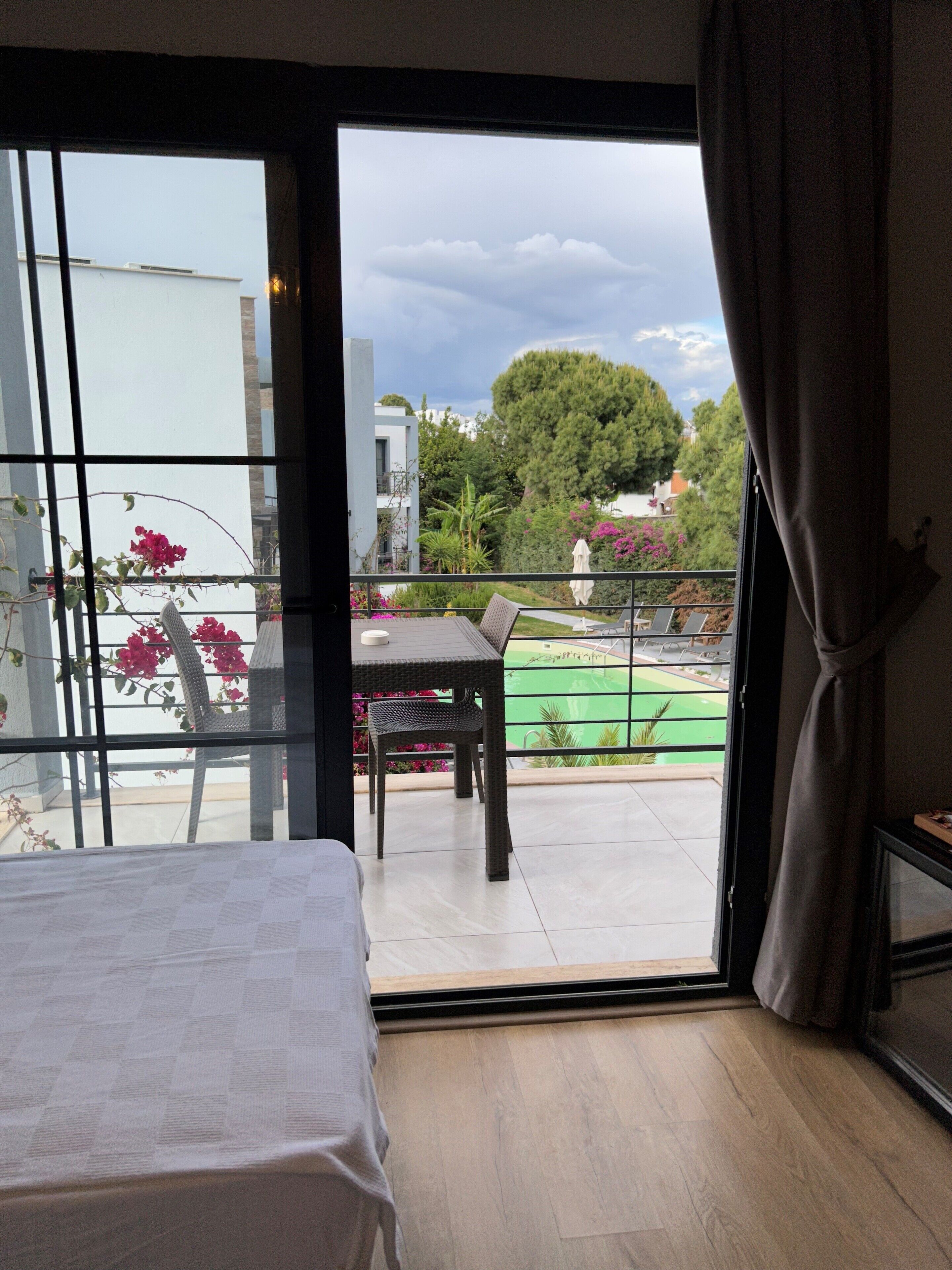 Deluxe Room, Balcony, Pool View | Living area