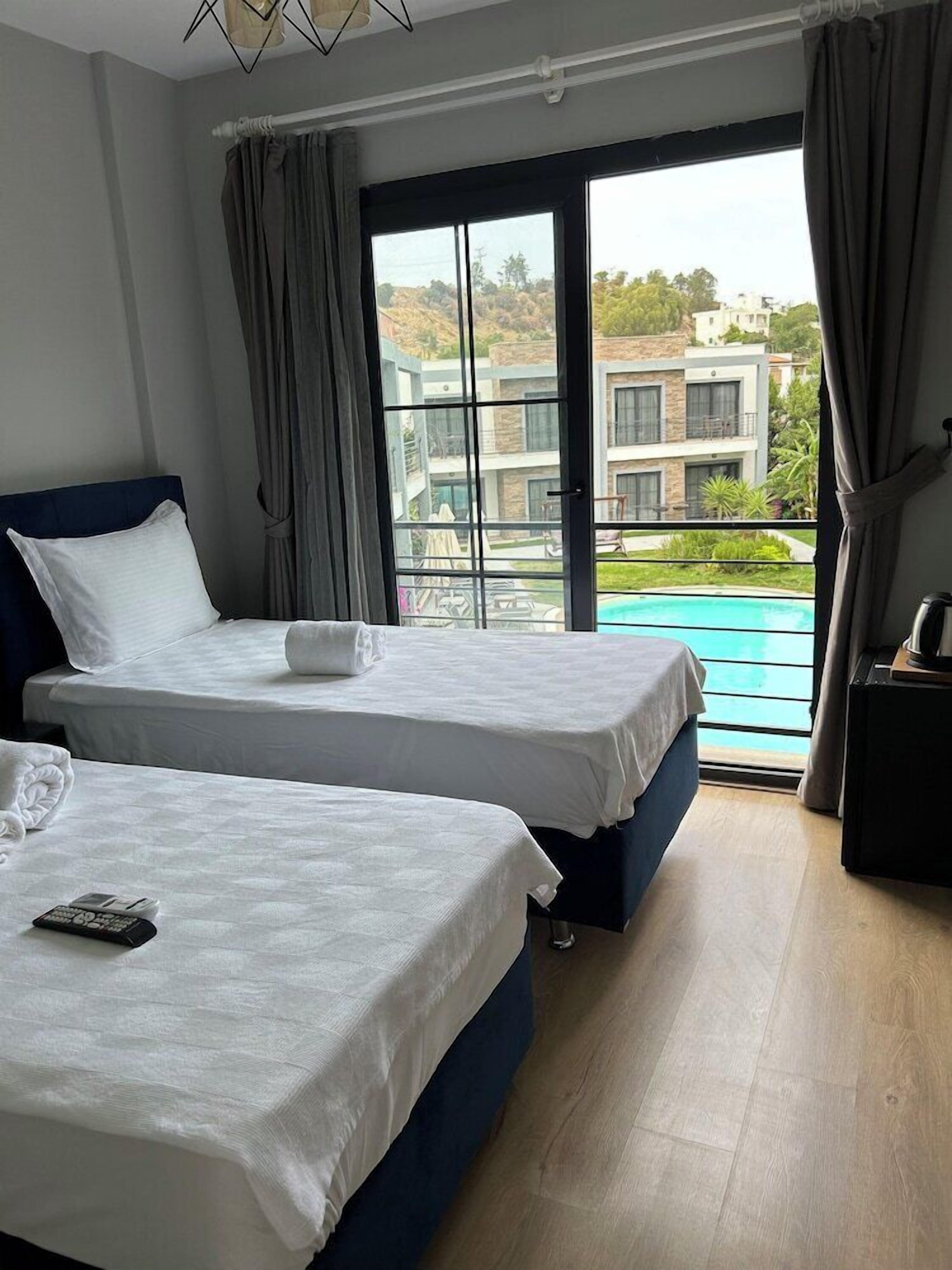 Minibar, brankas, tempat tidur bayi gratis, dan Wi-Fi gratis