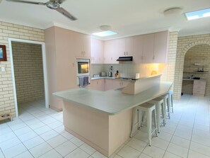 Fridge, microwave, oven, toaster - Tranquil Beach Getaway (Nambucca Heads)