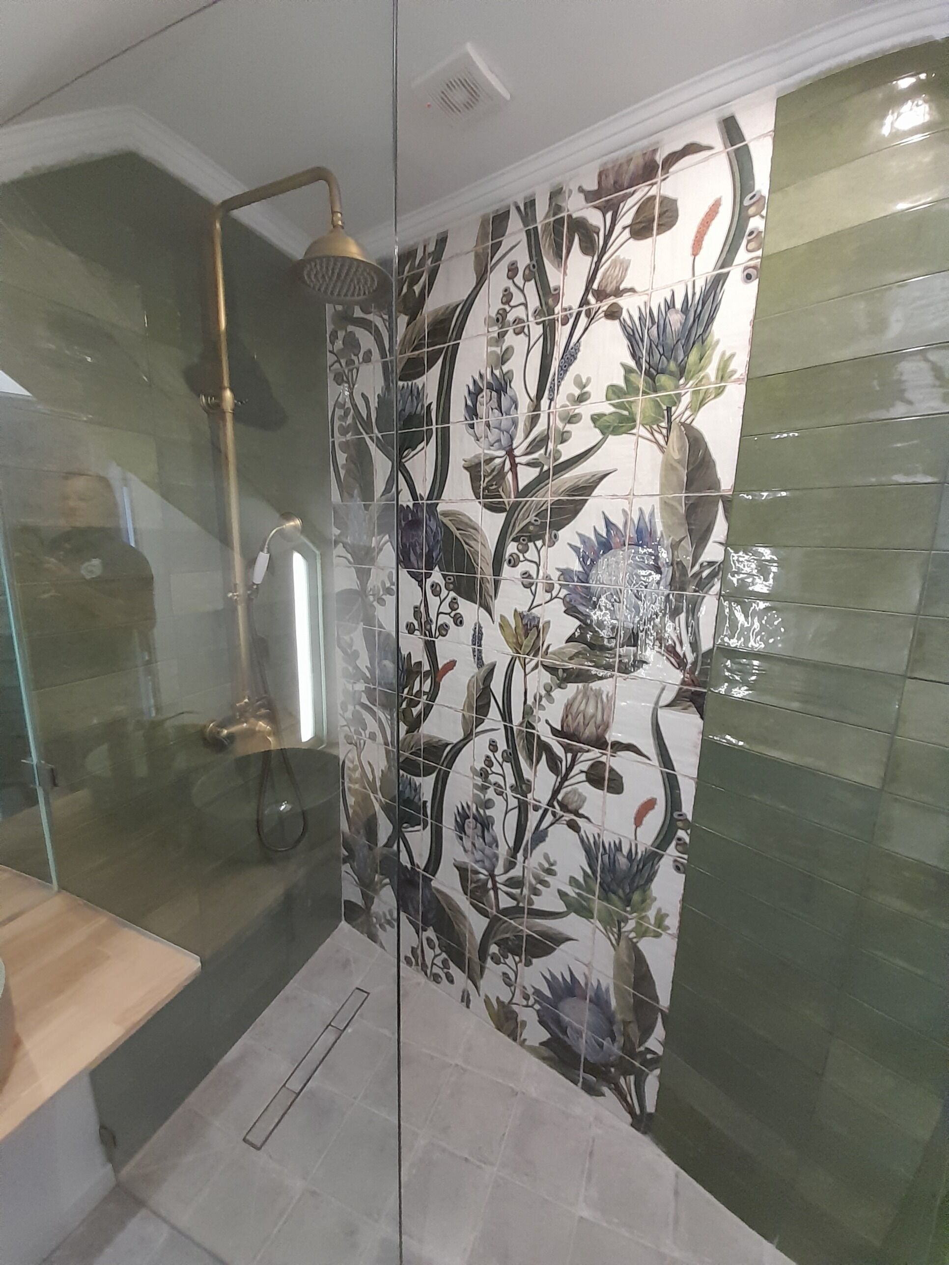Douche, séchoir à cheveux, bidet, serviettes fournies