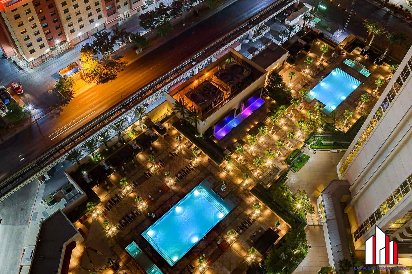 Utendørsbasseng og et oppvarmet basseng