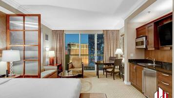 Een kluis op de kamer, een bureau, een strijkplank/strijkijzer