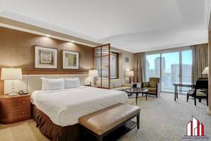 Cofres nos quartos, escrivaninha, ferros/tábuas de passar roupa