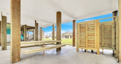 Just Beachy 3 Bedroom Home by RedAwning