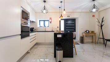 Refrigerador, microondas, horno, cafetera/tetera