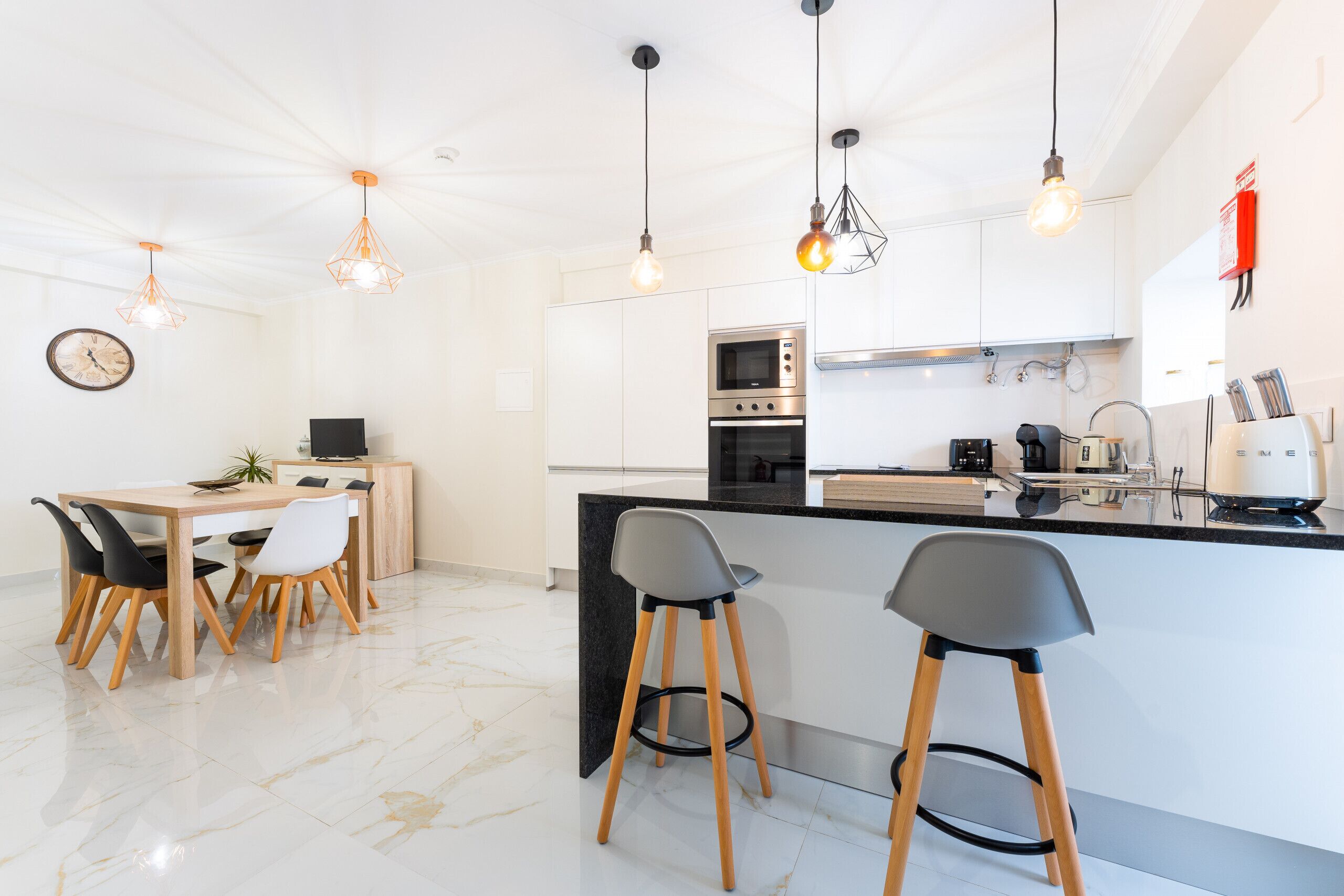 Jääkaappi, mikroaaltouuni, uuni, kahvin-/teenkeitin