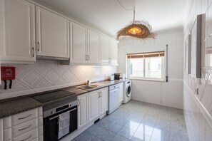 Jääkaappi, mikroaaltouuni, uuni, astianpesukone