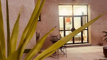 Kamar Double Comfort, pemandangan kolam renang | Tirai kedap cahaya, kedap suara, Wi-Fi gratis, dan seprai linen