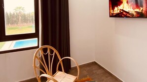 슈피리어 더블룸, 수영장 전망 | 노트북 작업 공간, 암막 커튼, 방음 설비, 무료 WiFi