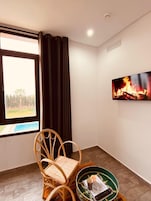 Espacio para trabajar con laptop y cortinas blackout 