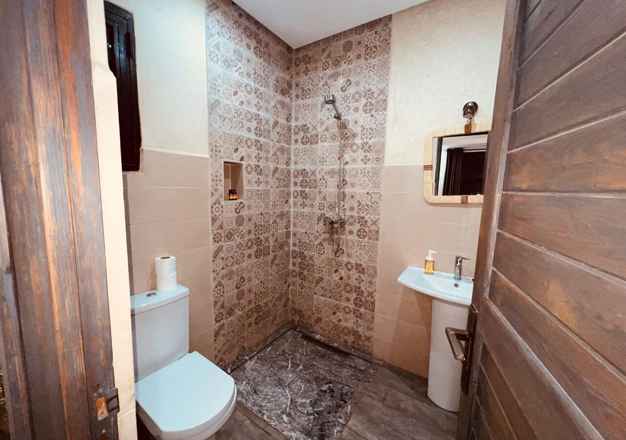 Ein kleines Badezimmer mit Toilette, Dusche und Waschbecken.