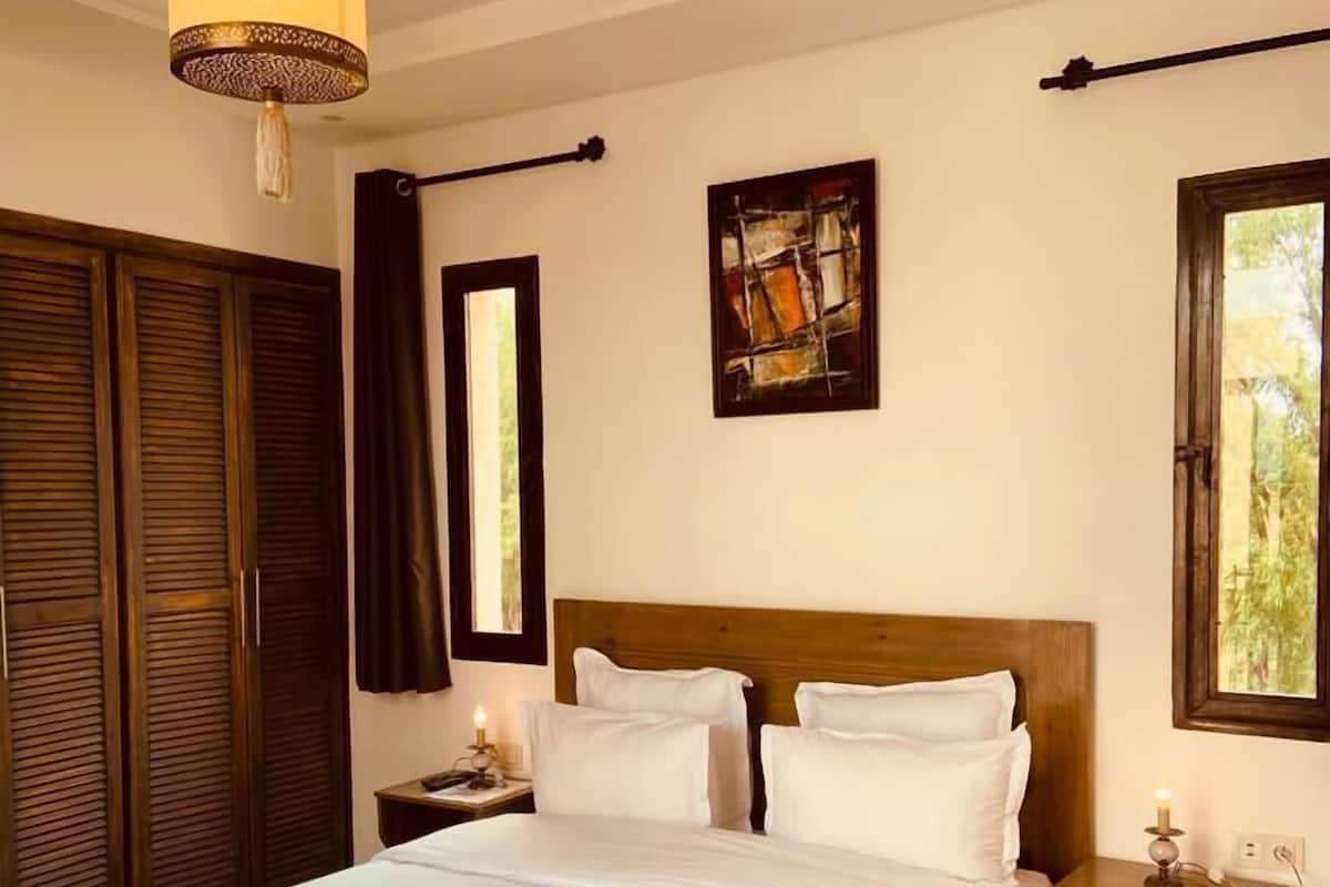 Kamar Double Standar | Tirai kedap cahaya, kedap suara, Wi-Fi gratis, dan seprai linen