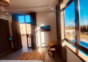 Espacio para trabajar con laptop y cortinas blackout 