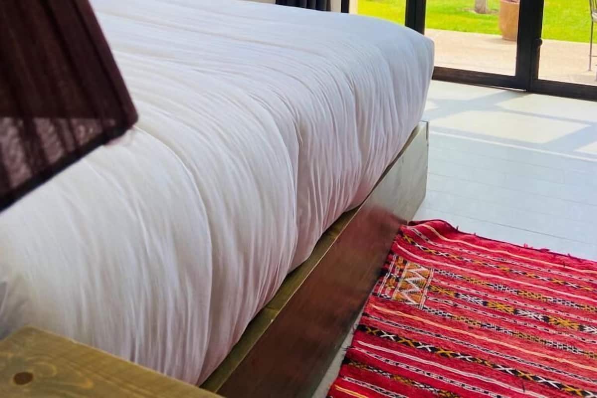 Tirai kedap cahaya, kedap suara, Wi-Fi gratis, dan seprai linen