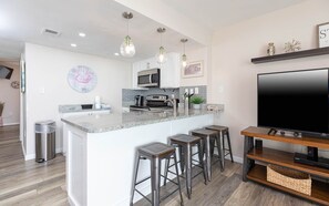 Condo, 1 habitación | Cocina privada | Refrigerador, horno y cafetera y tetera 