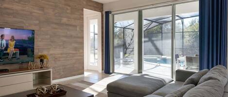 Smart-tv och ett bordtennisbord