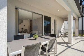 Outdoor dining - Last Minute Disney! Private Pool, Hot Tub, Game Room & Themed Bedrooms. Book Now! #43123 (Orlando)