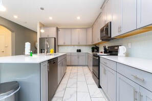 Frigorifero, microonde, forno, piano cottura