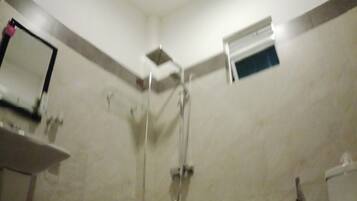 Family Room | Bathroom | Free toiletries, towels