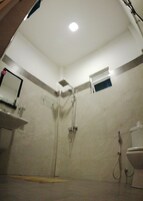 Family Room | Bathroom | Free toiletries, towels