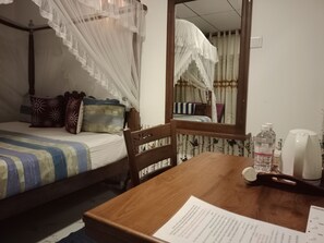 Deluxe Room | Soundproofing, free WiFi, bed sheets - Suriya Guest Home Stay Mirissa (Mirissa)