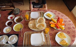 Petit-déjeuner complet compris tous les jours