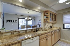 Frigorifero, microonde, lavastoviglie, pentole/stoviglie/utensili