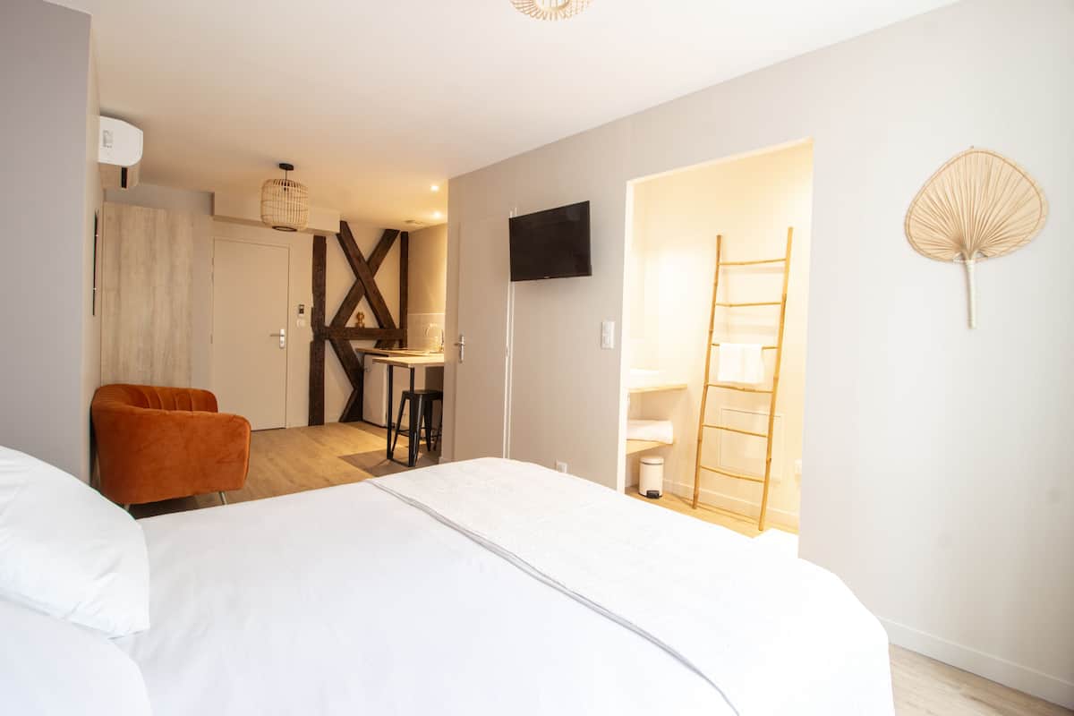 Studio Suite, Non Smoking, Kitchenette | 1 bedroom, free WiFi, bed sheets