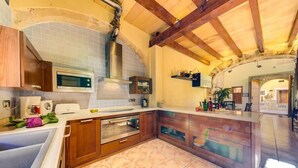 Una cocina moderna con armarios de madera, horno empotrado y una isla grande.