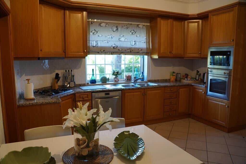 Four à micro-ondes, un four, lave-vaisselle, cafetière-théière