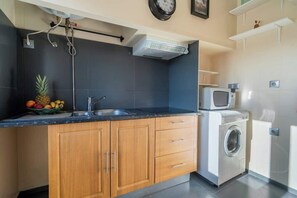 Réfrigérateur, micro-ondes, plaque de cuisson, cafetière/bouilloire