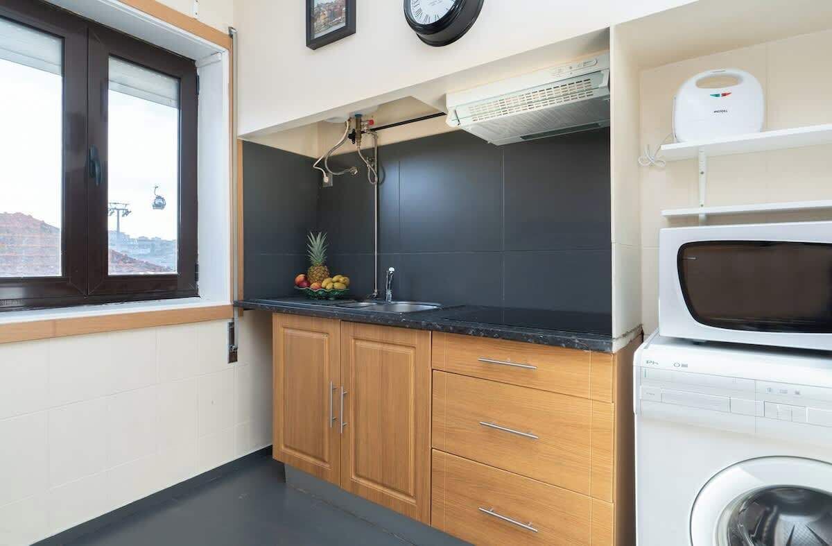 Kühlschrank, Mikrowelle, Herdplatte, Wasserkocher mit Kaffee-/Teezubehör