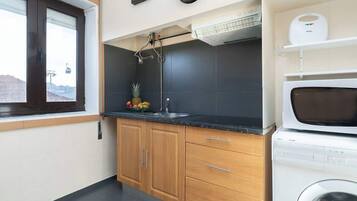 Kühlschrank, Mikrowelle, Herdplatte, Wasserkocher mit Kaffee-/Teezubehör