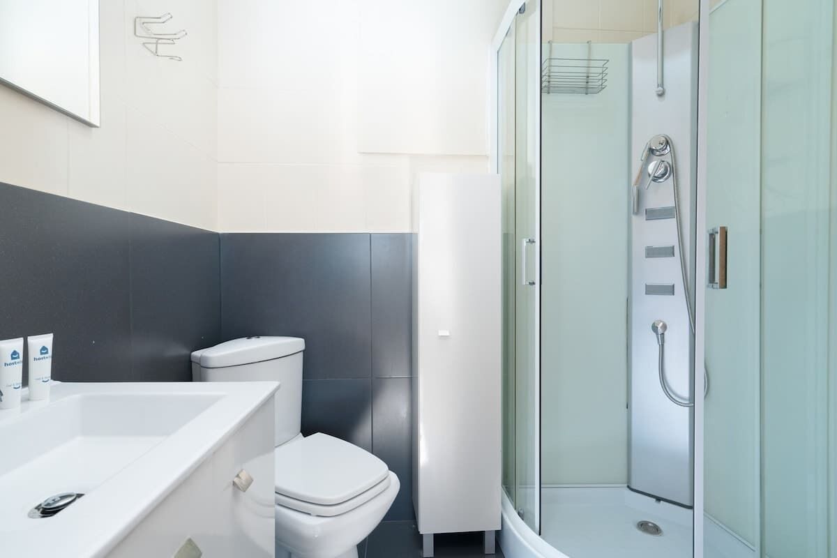 Een douche, een haardroger, handdoeken, shampoo