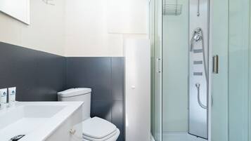 Een douche, een haardroger, handdoeken, shampoo