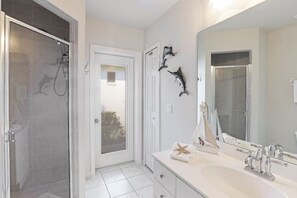 Dusche, Whirlpool, Haartrockner, Handtücher