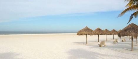 Playa en los alrededores, camastros y toallas de playa