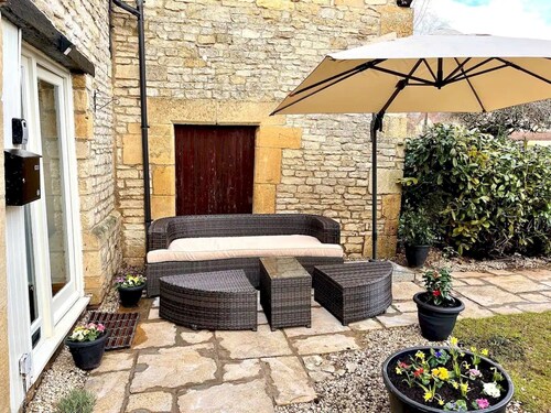 Pass the Keys | Converted 17th century barn with garden parking