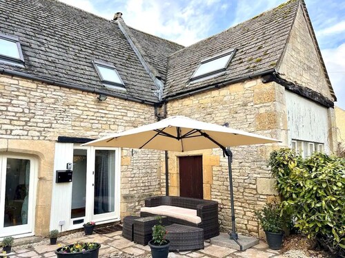 Converted 17th century barn with garden parking - Pass the Keys