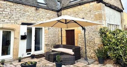 Converted 17th century barn with garden parking - Pass the Keys