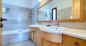 Badewanne, Haartrockner, Handtücher