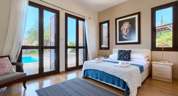 3 chambres, fer et planche à repasser, lit de bébé portatif