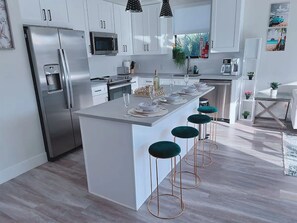 Fridge, microwave, oven, stovetop - Live lux nearby the beach and downtown WPB/Gym/Ev (West Palm Beach)
