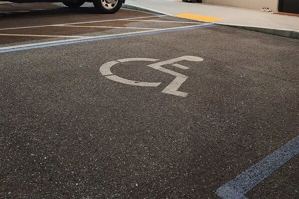 Un espacio de estacionamiento con el símbolo de accesibilidad para sillas de ruedas.