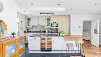 Maison | Cuisine privée | Réfrigérateur, micro-ondes, four, plaque de cuisson