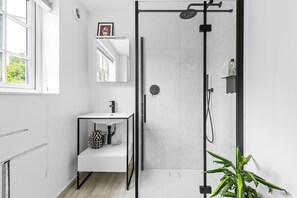 Casa | Baño | Regadera, secadora de cabello, toallas 