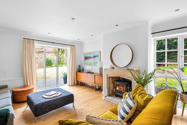 Casa | Área de sala de estar | Televisión y chimenea